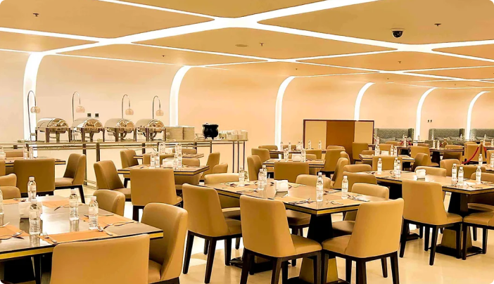 Empire Bar and Restaurant 내부 테이블 좌석 모습